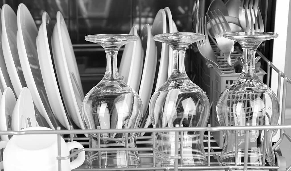 Много мытой посуды. Чистая посуда. Чистая посуда в посудомойке. Чистая посуда на кухне. Посудомоечная машина с чистой посудой.