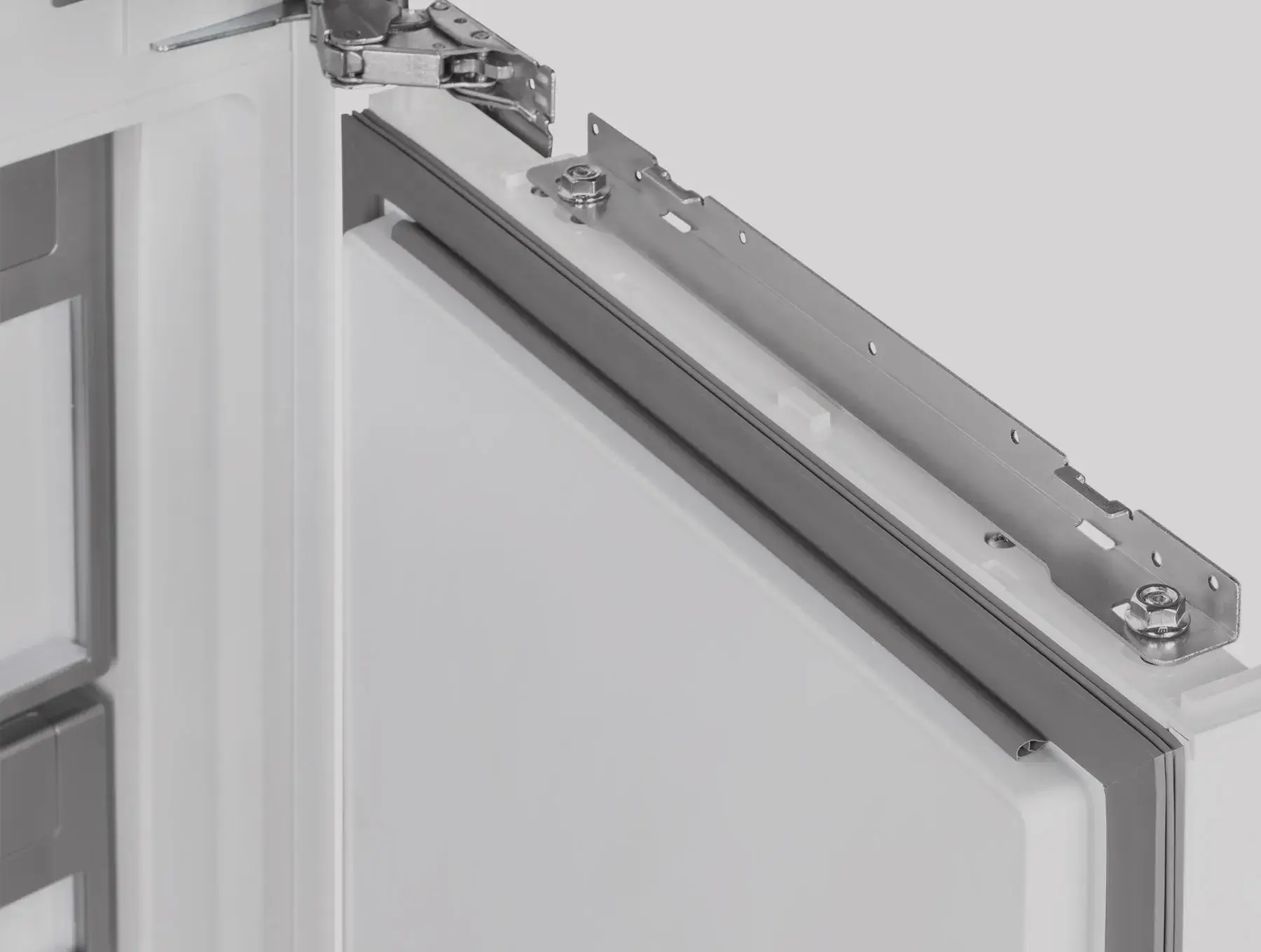 Преимущество Встраиваемый холодильник HIBERG S-RFS 800 W inverter - Жесткое крепление фасадов