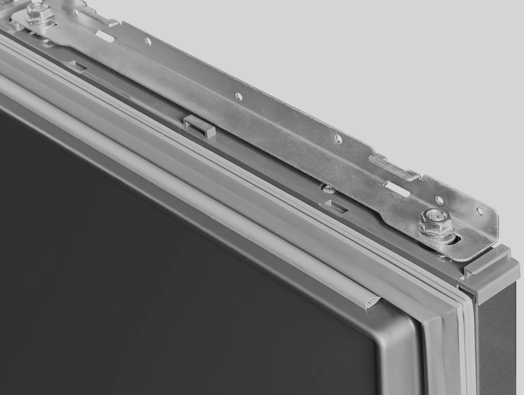 Преимущество Встраиваемый холодильник HIBERG S-RFQ 800 B inverter - Жесткое крепление фасадов